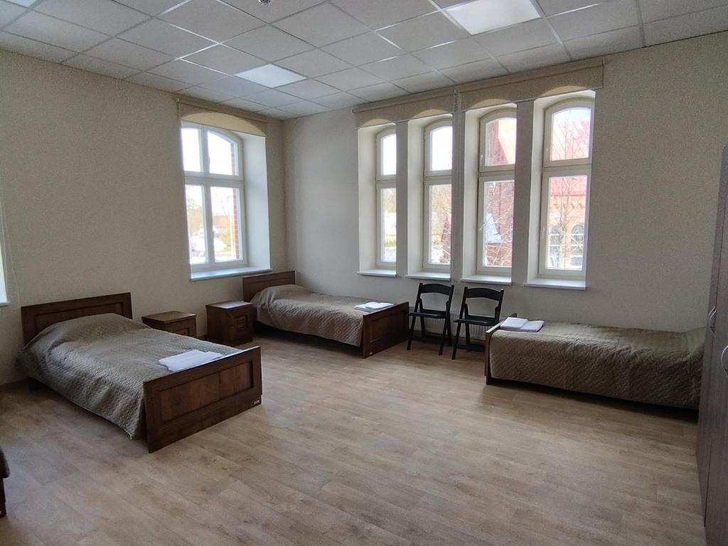 希卢泰Eglutė的一间设有三张床和窗户的房间