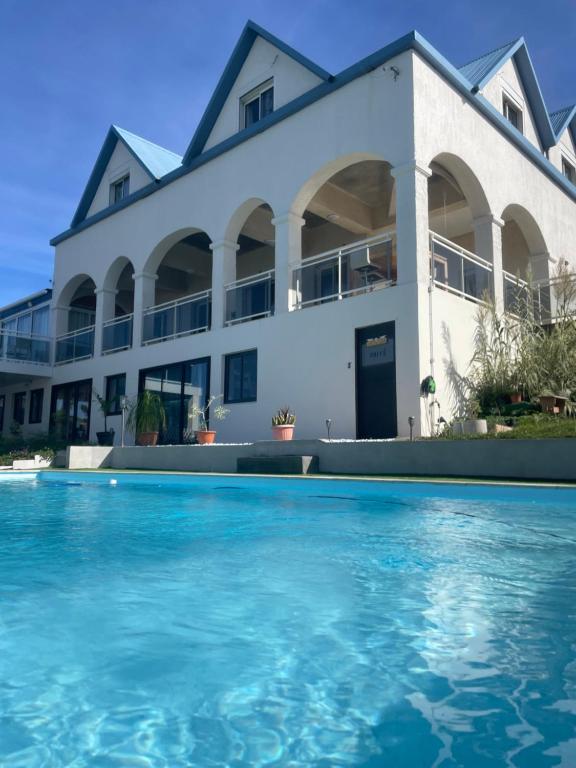 圣路易斯Villa Blue Lodge的一座房子前面设有游泳池