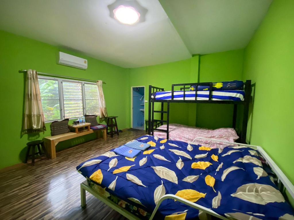 拜县Red orchid pai Thailand的一间位于绿色客房内的带双层床的卧室