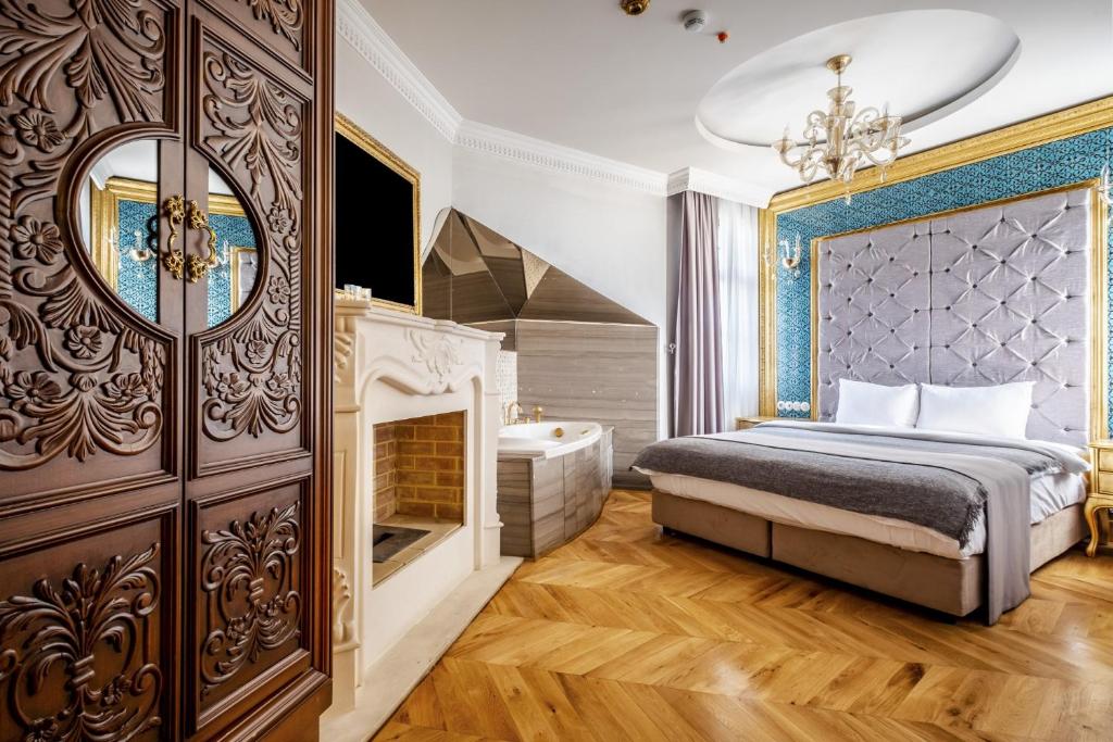 伊斯坦布尔Splendid Studio in Historic Mansion in Beylerbeyi的一间卧室配有一张特大号床和一个壁炉