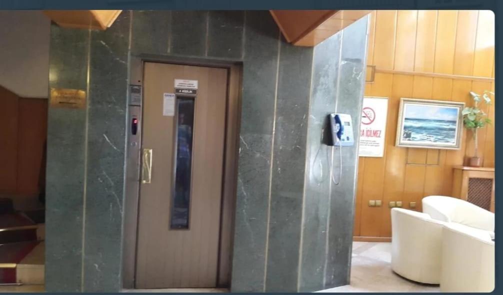 安卡拉SPOR HOTEL的楼里有门的电梯