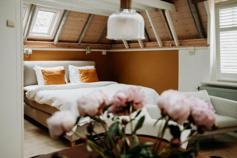 杜斯堡Guesthouse in het Voorhuys的一间卧室配有一张床和一张粉红色玫瑰桌