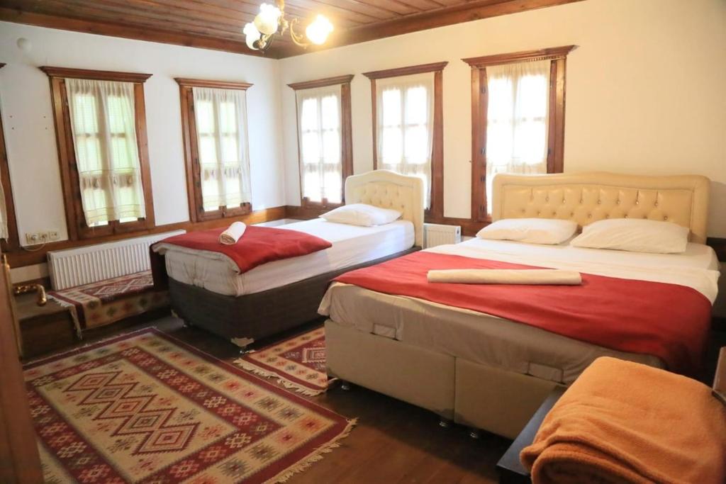 番红花城mehmet efendi的一间带两张床的卧室,位于带窗户的房间内