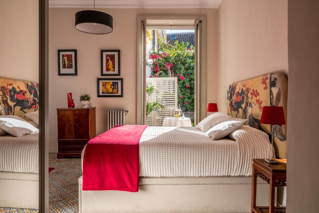 德尼亚查马雷尔艺术精品酒店的一间卧室设有一张床和一个窗口