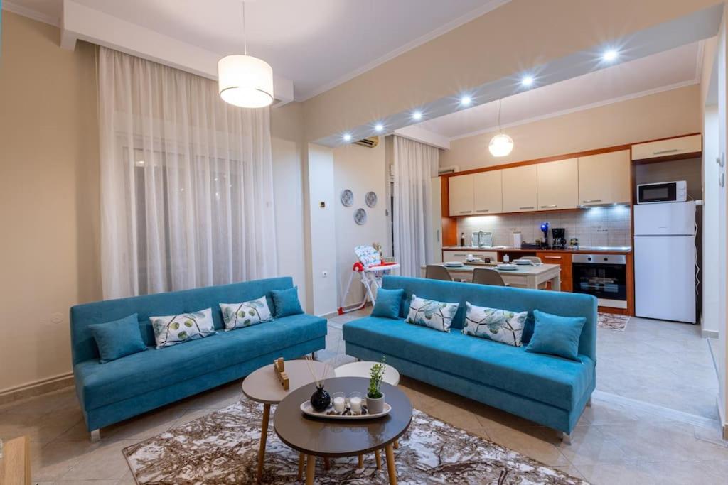 科莫蒂尼Anna's House的客厅配有蓝色的沙发和桌子