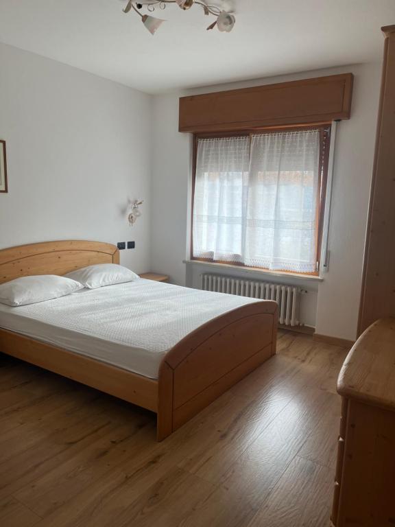 费拉迪普利米罗Casa Berlanda的一间卧室设有一张大床和一个窗户。