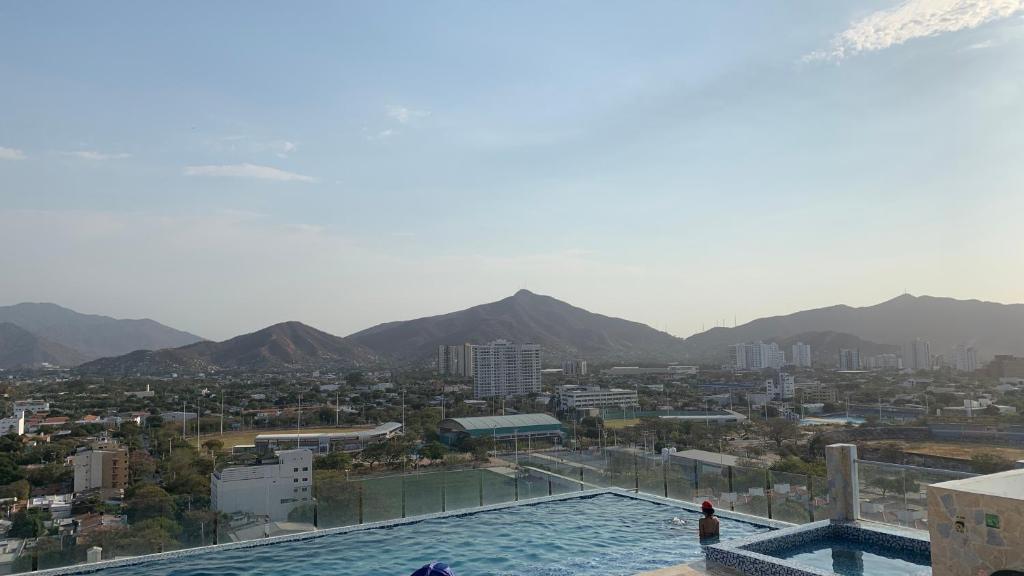 圣玛尔塔Nuevo, amoblado y las mejores vistas de amaneceres的从游泳池欣赏到城市美景