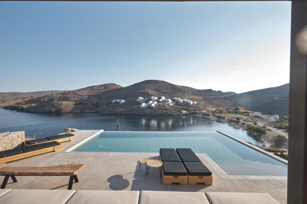基斯诺斯Amal Kythnos Suites的享有水体景致的游泳池