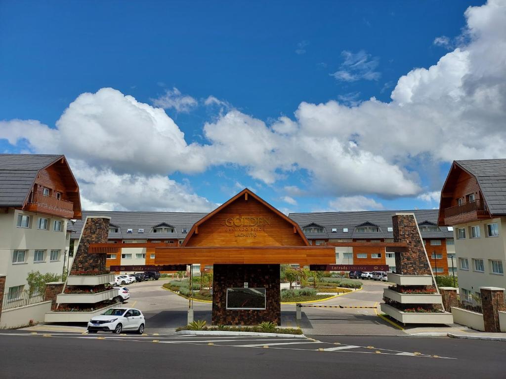 格拉玛多Golden Gramado Resort的停车场内有停车位的建筑物