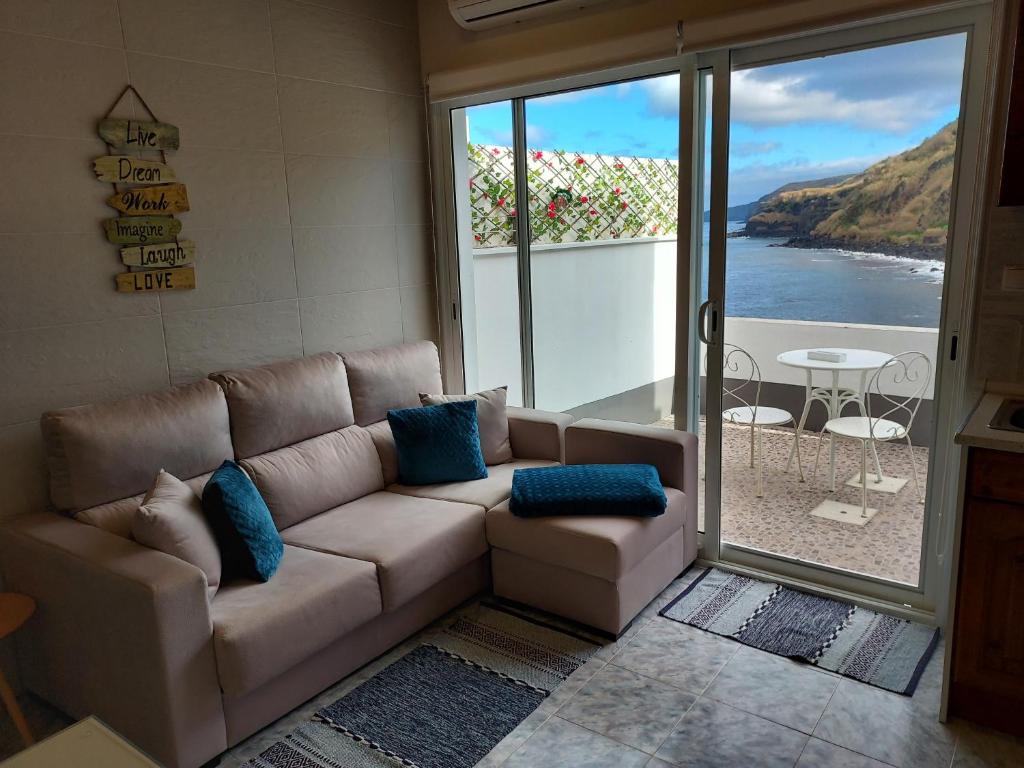 MaiaMar de Prata的带沙发的客厅,享有海景