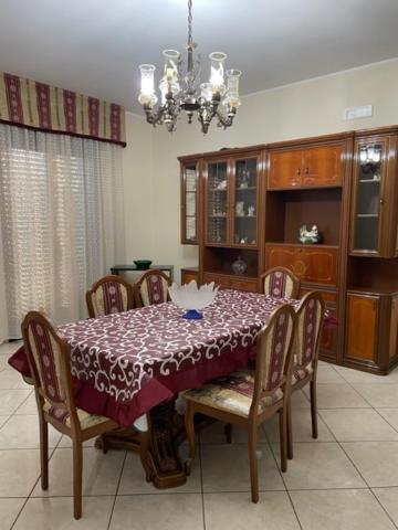蒙德拉戈内Casa San Francesco的一间带桌椅和吊灯的用餐室