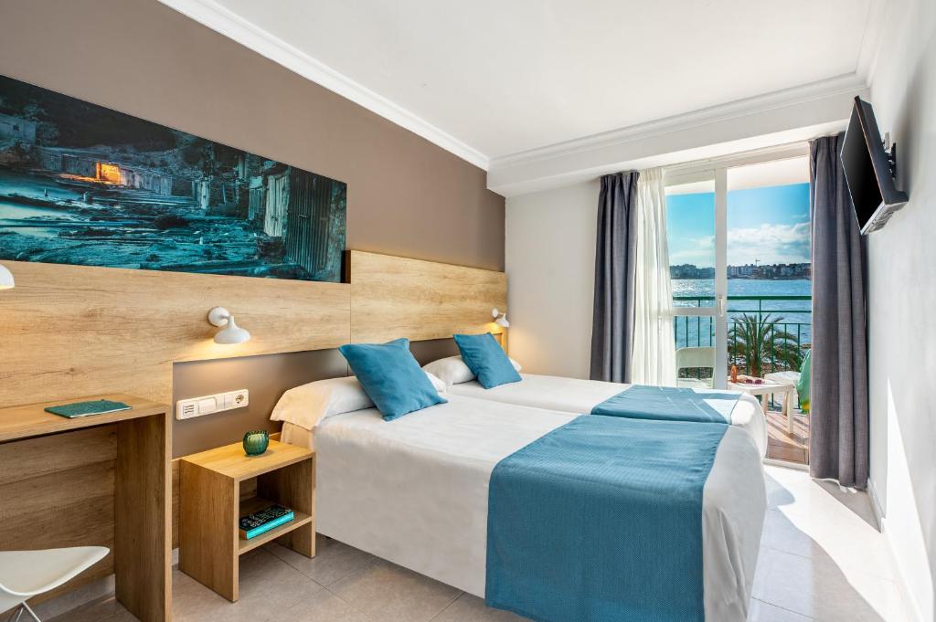 伊维萨镇Hotel Vibra Marítimo的酒店客房设有床和窗户。