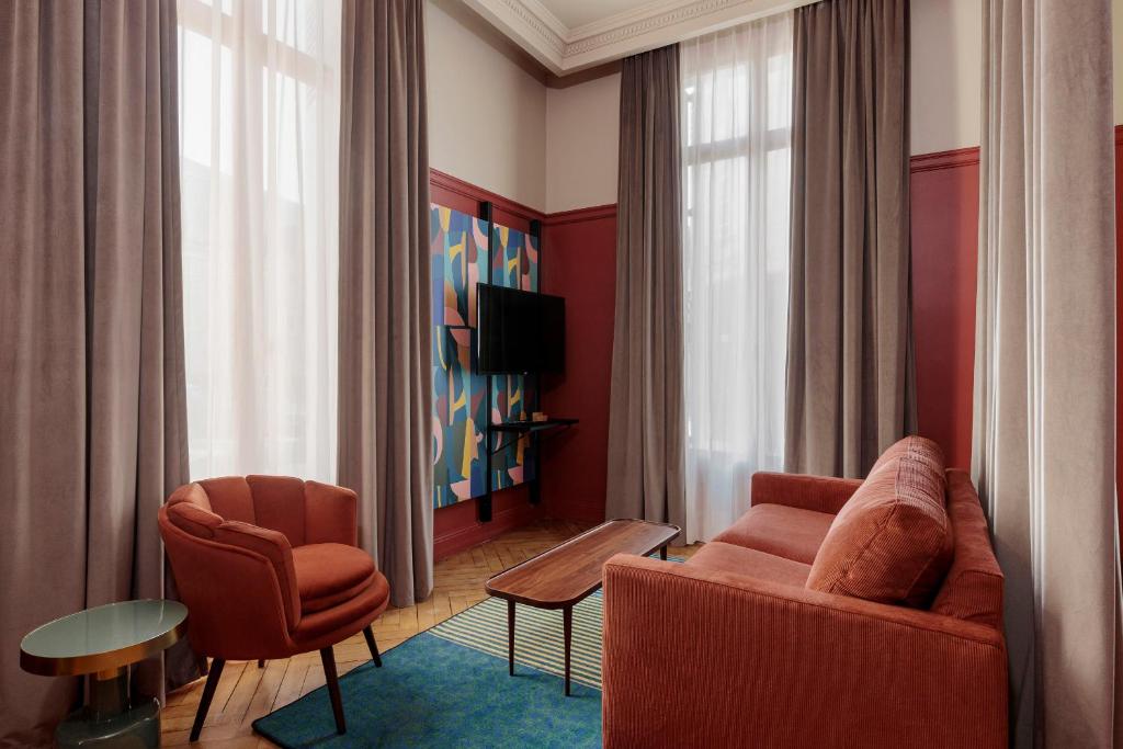 图尔Gogaille - Corneille - Accès autonome的客厅配有沙发和两把椅子