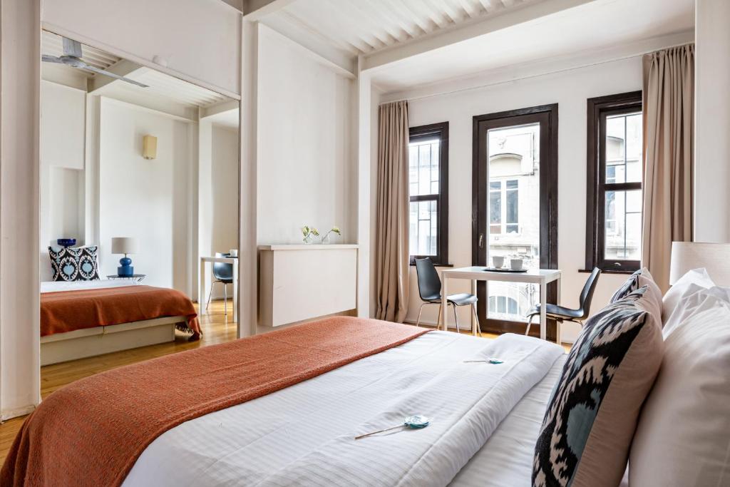 伊斯坦布尔BLUE PERA HOUSE的一间卧室配有一张床和一张桌子及椅子