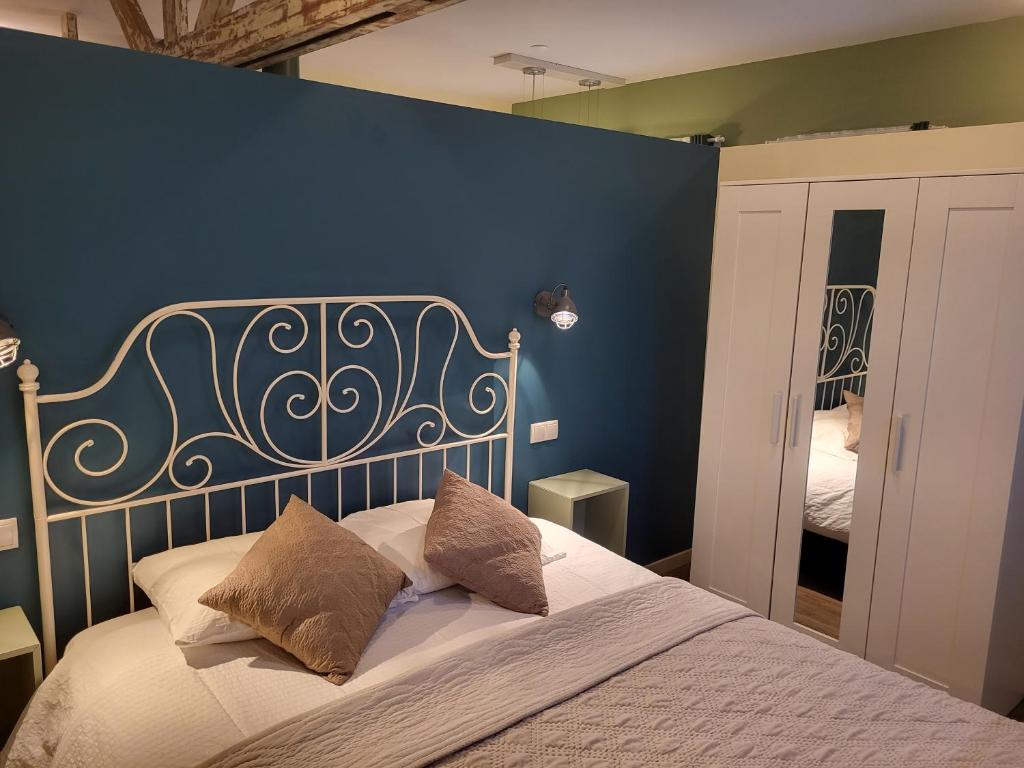 芬洛Heerlijk Appartement 'la bienvenue' in Venlo, Limburg的一间卧室配有一张蓝色墙壁的床