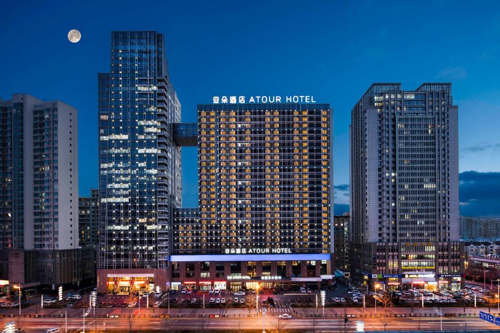 大连大连开发区亚朵酒店的一群高大的建筑在晚上在城市里