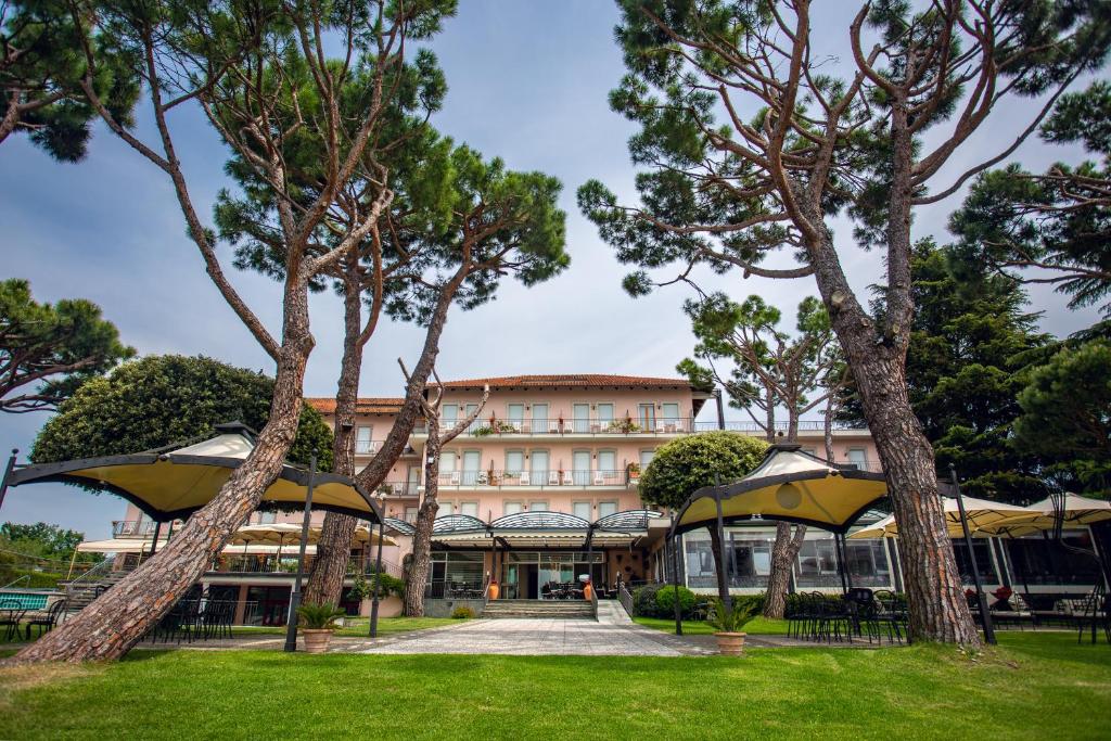维韦罗内滨海酒店的一座建筑前有树木的酒店
