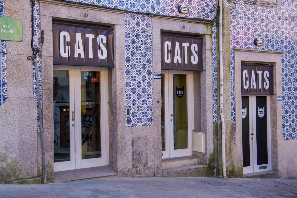 波尔图CATS Porto Hostel的一间商店,上面写着猫