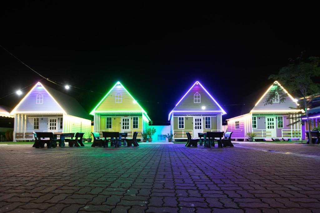 巴特沃思Razo Mini Cabin House w/Bathroom 2pax BBQ的一群有彩色灯光的房屋