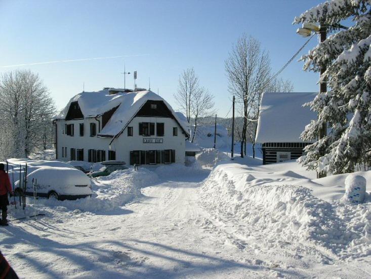 约瑟夫杜尔Chata Čert的房子旁边被雪覆盖的房子