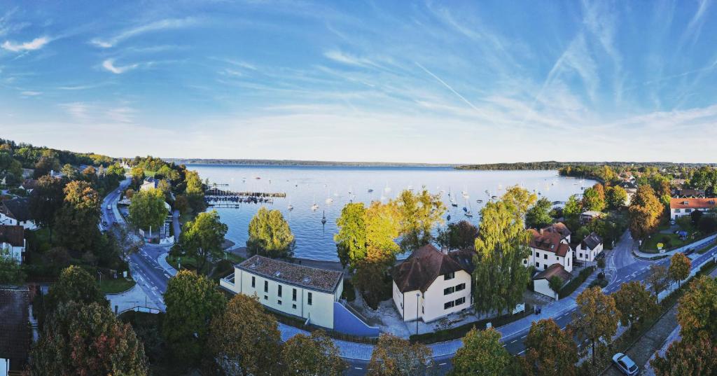 海瑞星阿莫斯Seespitz Gästehaus的享有湖泊的空中景致,拥有房屋和树木
