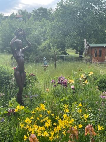 萨勒河畔瑙姆堡Weinberghaus von Annett und Peterle的花田里女孩的雕像