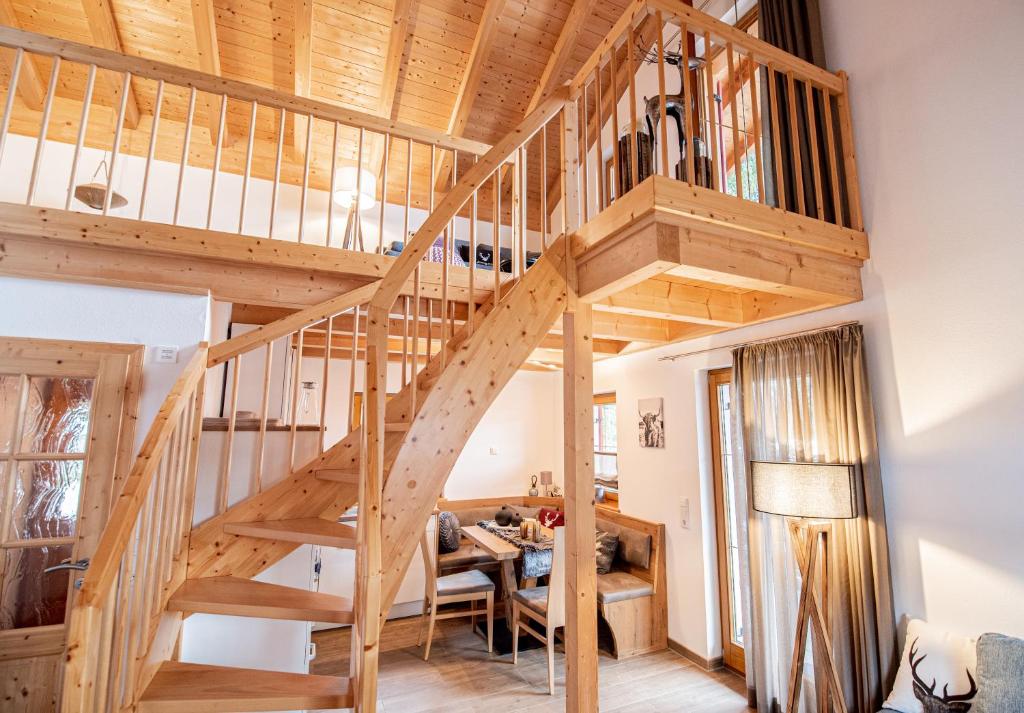 莱希布鲁克Hirsch Chalet #Sauna的客厅里设有木制螺旋楼梯和桌子