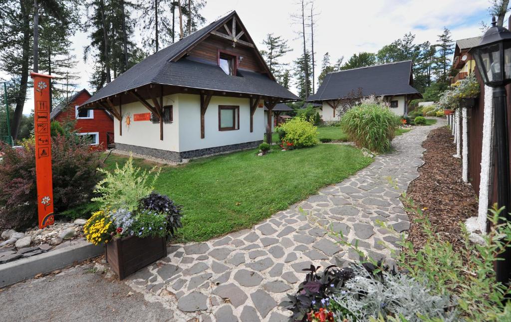 维尔奇斯拉夫科夫APLEND Domceky Tatry Holiday的一个带房子和走道的花园