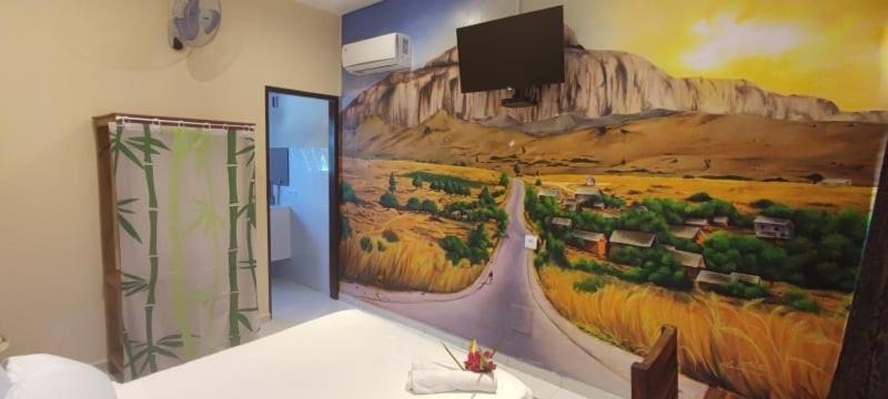 贝岛VILLA MIA的墙上有画的房间