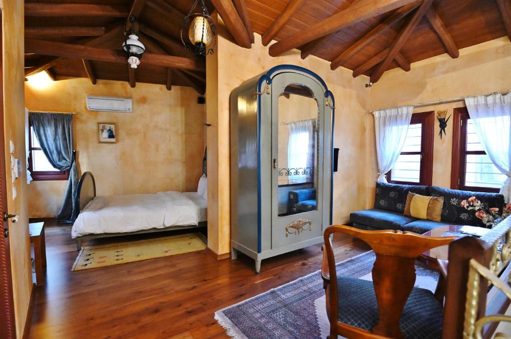 韦里亚河畔豪华别墅的客厅配有沙发和1张床