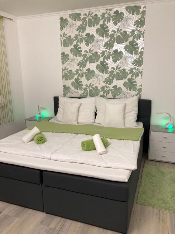 毛科Frézia Apartman的一间卧室配有一张绿色的大床