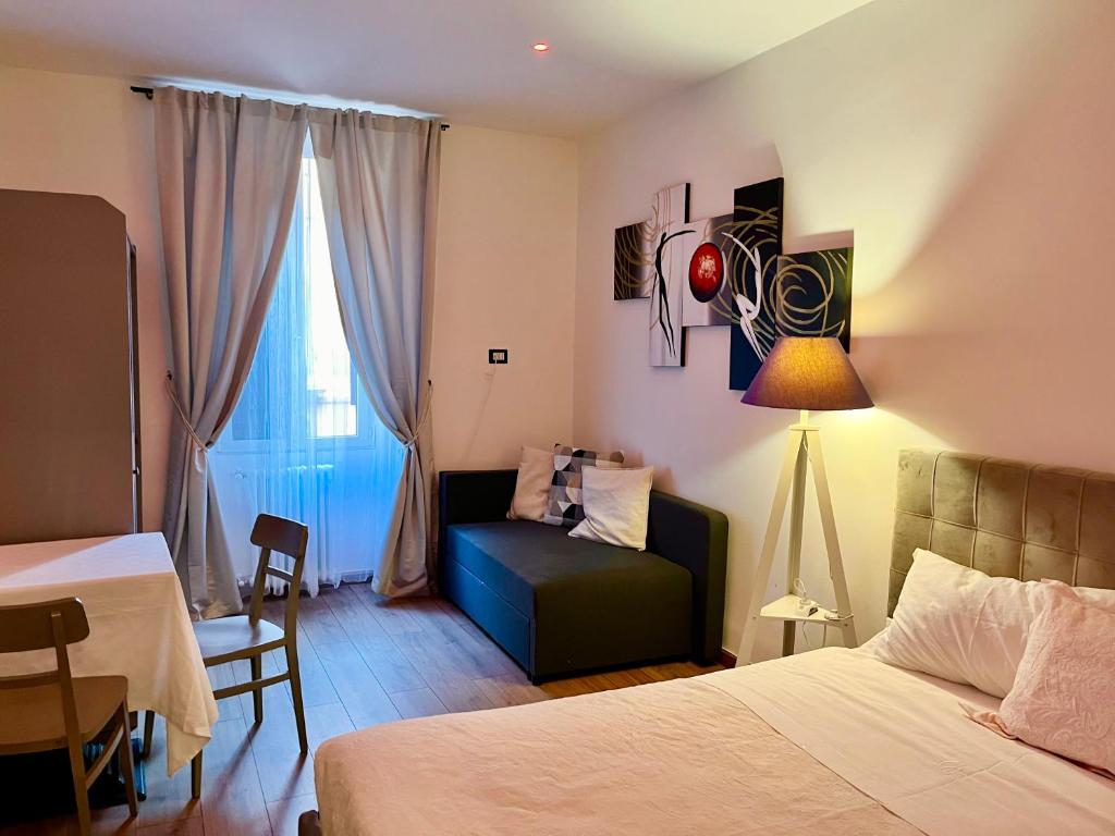塞斯托-圣乔凡尼Casa Morganti-的一间卧室配有一张床、一张沙发和一张桌子
