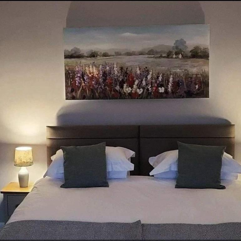 New LuceThe Kenmuir Arms Hotel的一间卧室配有一张壁画床