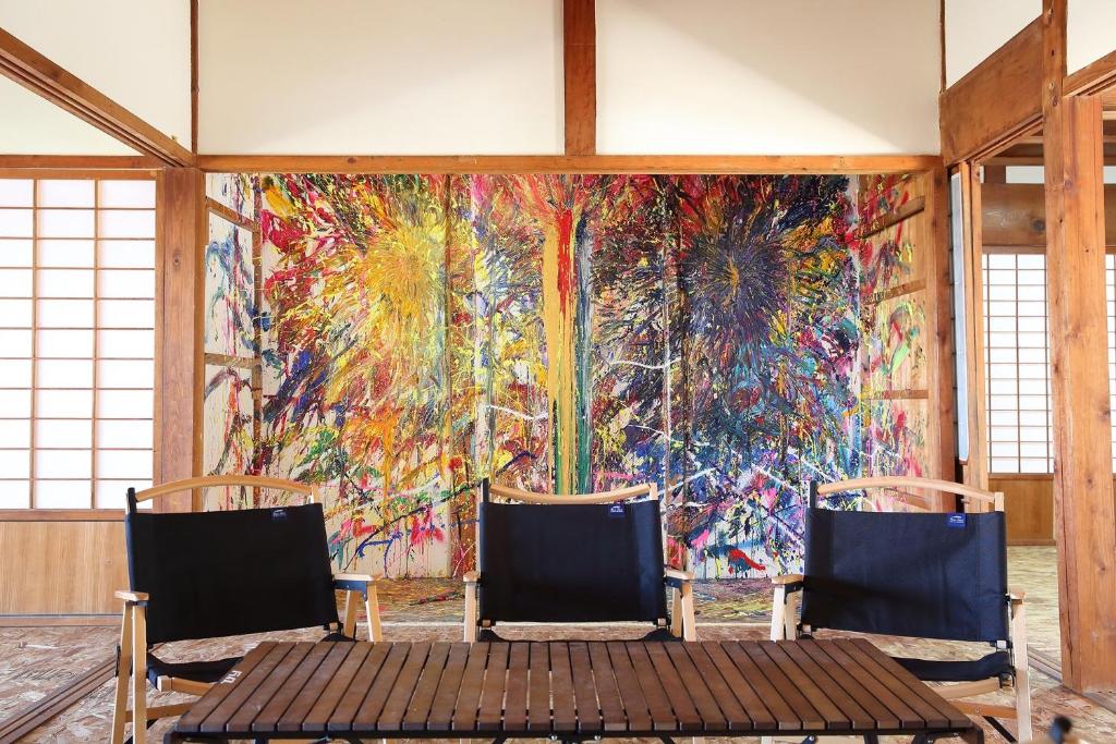 小豆岛KINHOMARU - Vacation STAY 81323v的墙上有两把椅子,上面有一幅画