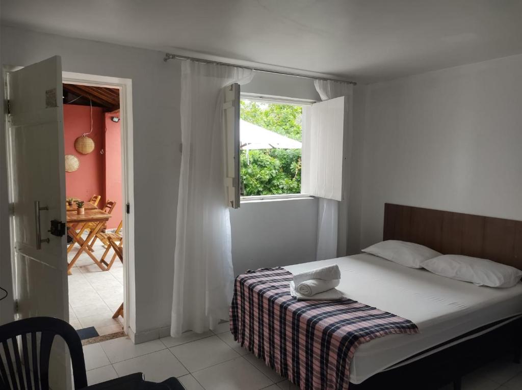 皮拉尼亚斯Pousada Maria Bonita - Piranhas, Alagoas.的一间卧室设有一张床、一个窗口和一张桌子