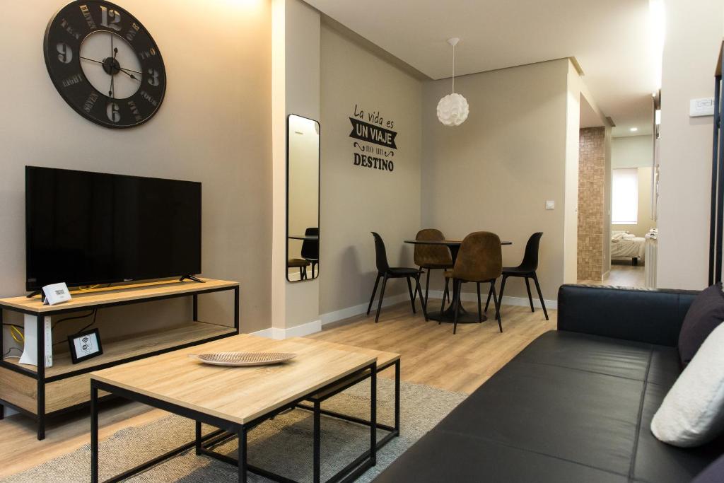 巴利亚多利德Apartamento BOSTON - Centro, Nuevo, Confort, Wifi的带沙发、电视和桌子的客厅