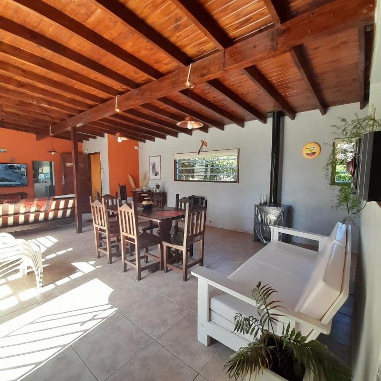马德普拉塔Increíble casa a 4 cuadras del mar的客厅配有桌椅
