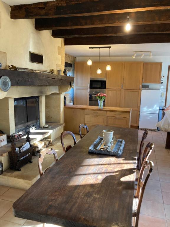 MouzensThe Lion House的厨房配有木桌和壁炉。