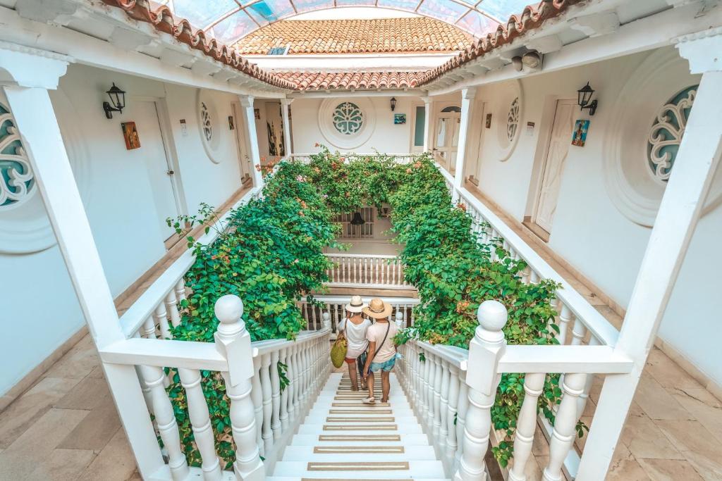 卡塔赫纳卡尔塔科萨酒店的两对夫妇走在一座建筑的楼梯上
