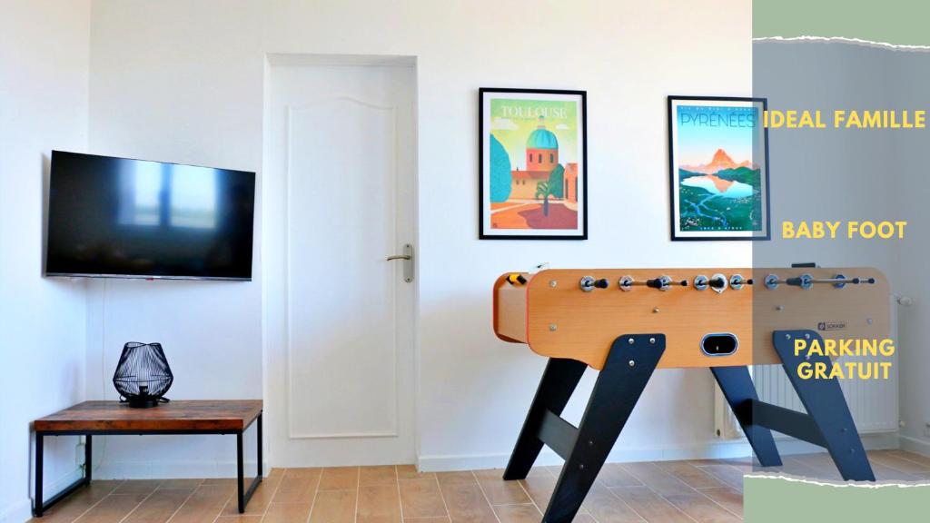 科洛米耶Air'BABY - 1 à 6 PERSONNES - Colomiers Centre的客房设有平面电视和桌子。