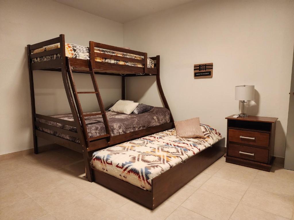 圣胡安Casa Delizia close to everywhere!的一间卧室设有两张双层床和床头柜。