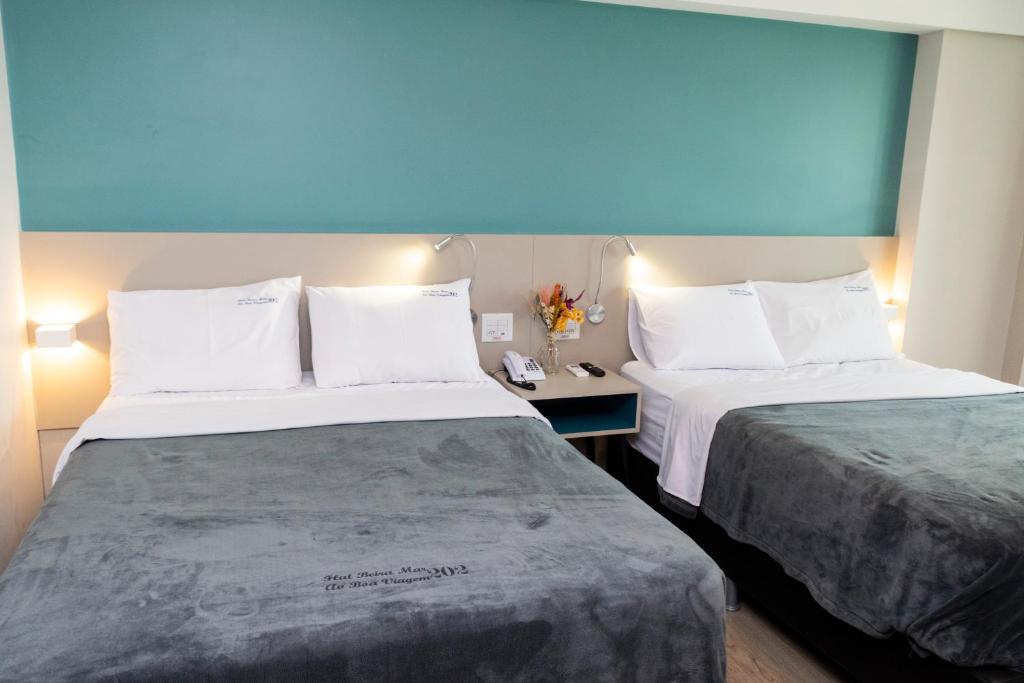 累西腓202 Flat Beira Mar Av Boa Viagem com Cozinha的酒店的客房 - 带2张带白色枕头的床