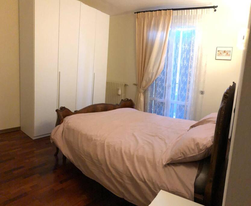 圣阿尔坎杰洛-迪罗马涅Il Gelsomino; appartamento ampio e luminoso的一间卧室设有一张床和一个窗口
