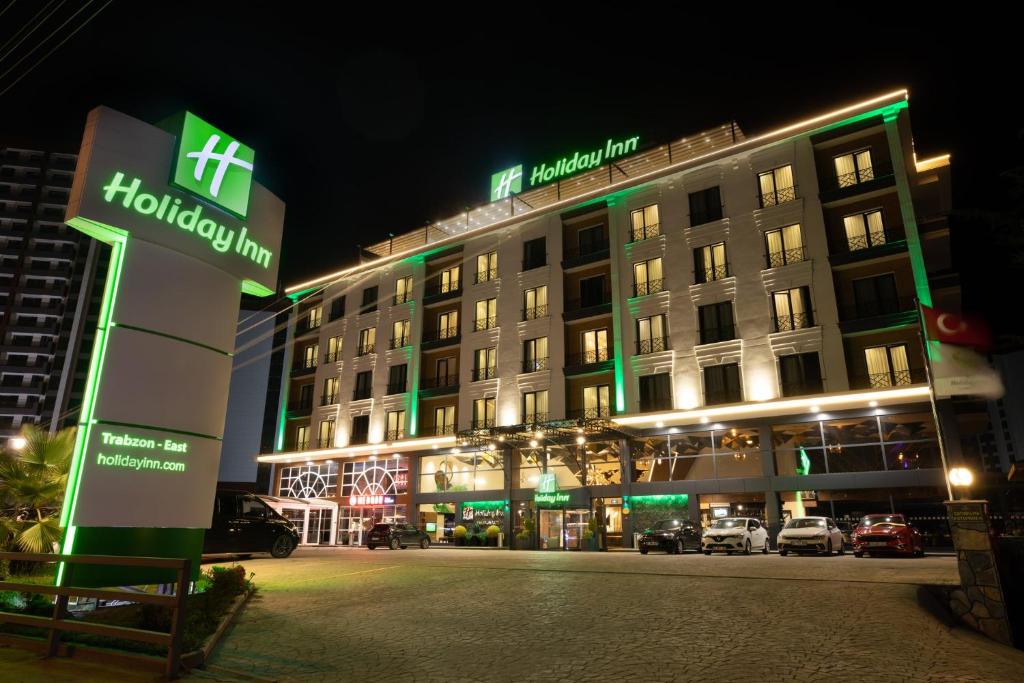 特拉布宗Holiday Inn - Trabzon-East, an IHG Hotel的前面有标志的酒店大楼