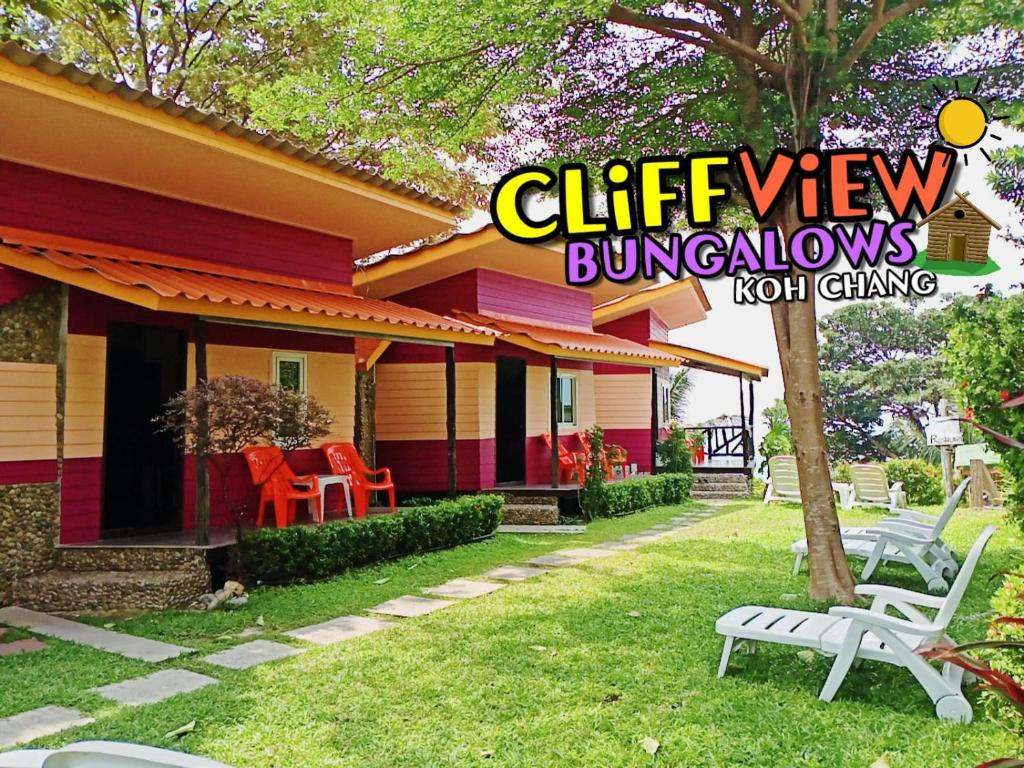 象岛Cliff View Bungalows的一座带红色椅子和庭院的房子