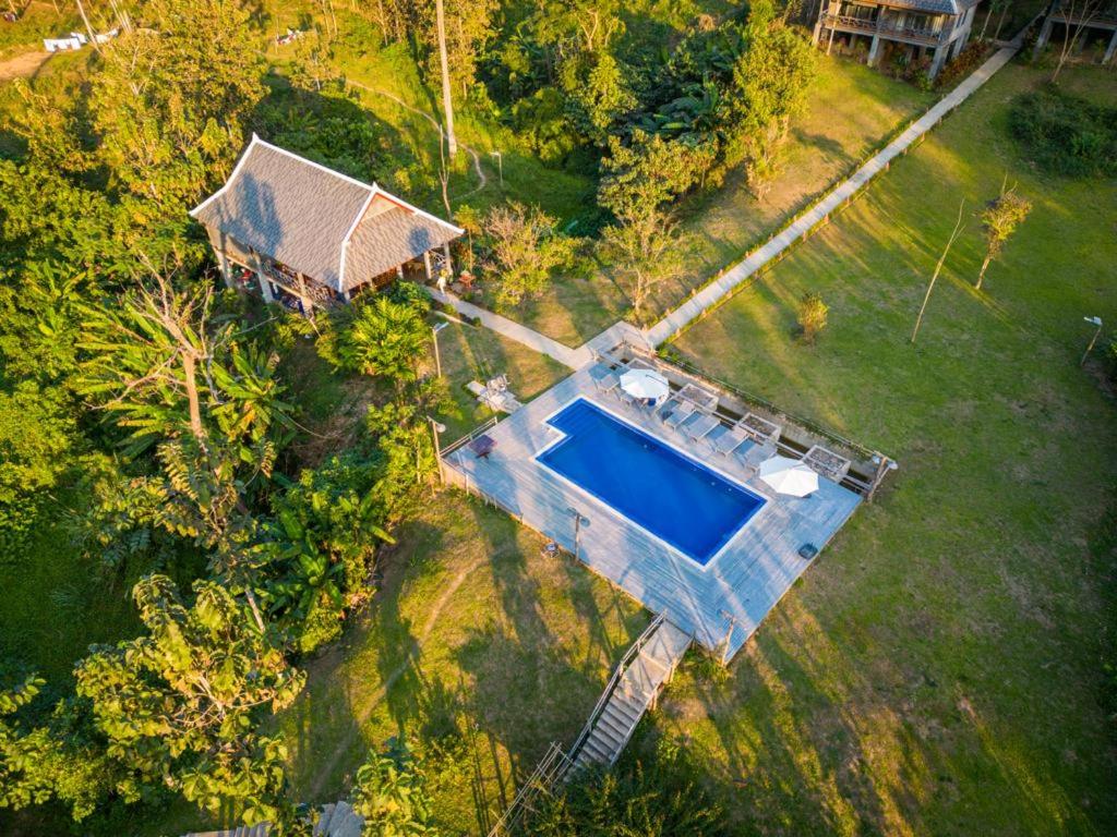 Ban Ngoy-NuaResort Maison de nongkhiaw的享有带游泳池的别墅的顶部景致