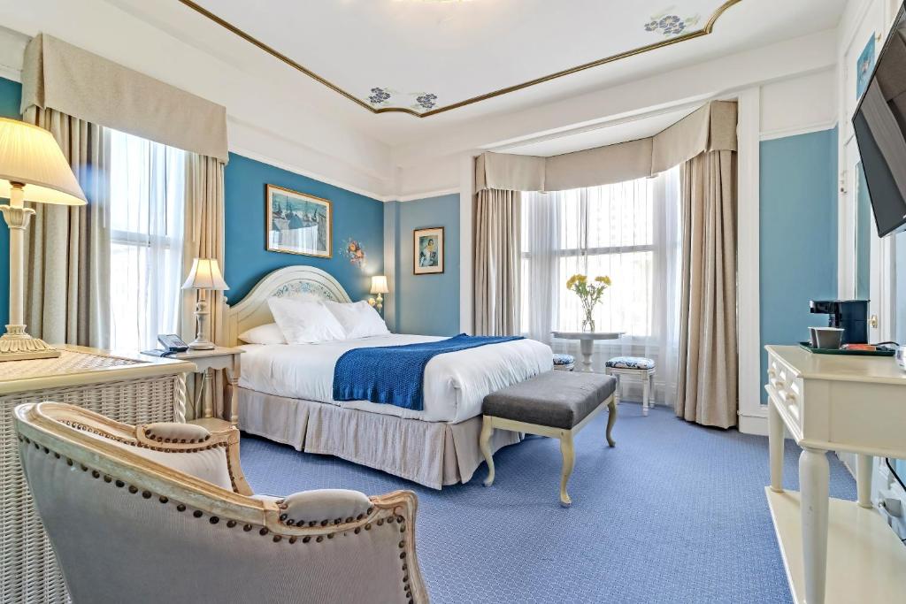 旧金山法兰西康奈尔酒店的酒店客房,配有床和电视