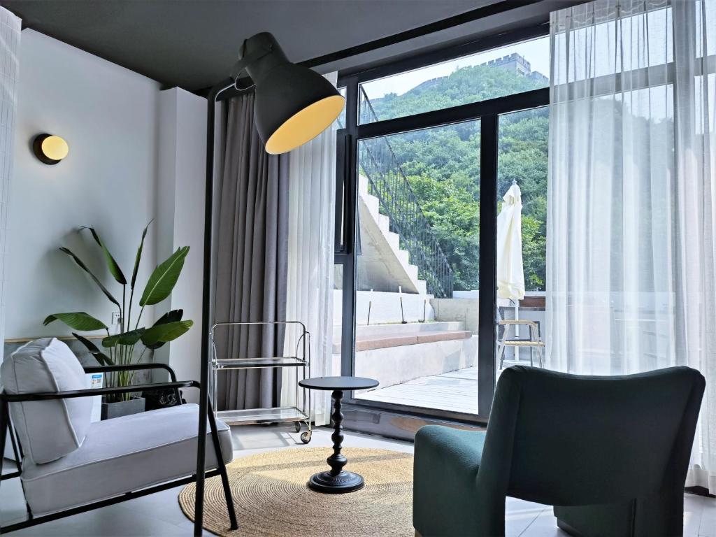 延庆县悦里·长城景观民宿的客厅配有椅子和灯
