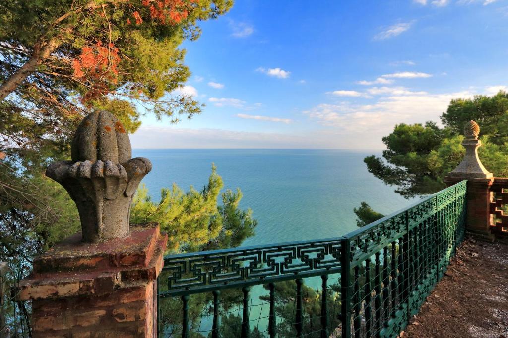 锡罗洛Villa Vetta Marina - My Extra Home的海景围栏