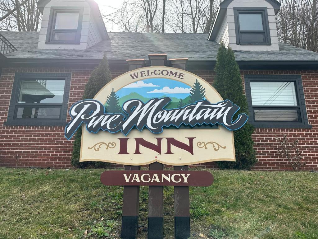 PinevillePine Mountain Inn的一座松树山旅馆前面的标志